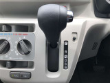 コラムシフトですので足元ひろびろ。運転しやすいですよ。