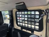 ウィンドウの保護。 背の高い荷物を積んだ際、窓ガラスの破損を防ぐガードとしても機能もあります。