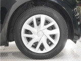 ◆純正ホイール装着車◆シンプルなデザインのホイールキャップ付きです。