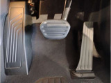 【ペダル】BMWはオルガン式アクセルペダルを採用しています。踏み込む足とペダルが同じ軌跡を描くため、かかとがずれにくく、アクセルコントロールがよりしやすくなるメリットがあります。