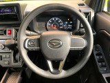 インテリアに合わせたデザインのステアリングは、運転される方のことも考え、運転しやすい形状、大きさです。是非一度、実際に触ってお確かめください。