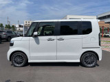 乗り降りのイメージが湧く左側面。ドア面の通りやスライド有無、小キズの出やすい部分も確認◎。
