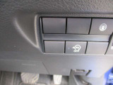 アイドリングストップ機能付です。特別な操作をしなくても、普段通りの運転をするだけで、エコドライブができる機能です。OFFボタンがありますので、必要に応じて使い分けてください。