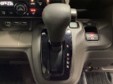 CVT車のセレクトレバーです。低速から高速まで、変速ショックのないスムーズな走りと、エンジン効率のよい領域を維持して燃費にも貢献します。サイドブレーキはスイッチ操作の電子制御パーキングブレーキです。