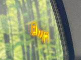 【ブラインドスポットモニター】走行中、ドアミラーの死角になりやすい箇所に後続車が接近するとサイドミラーのレンズに警告を表示!ドライバーに注意喚起をしてくれます。