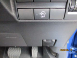 アイドリングストップ機能付です。特別な操作をしなくても、普段通りの運転をするだけで、エコドライブができる機能です。OFFボタンがありますので、必要に応じて使い分けてください。