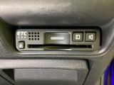 ハンドルの右下にETCがついています。高速道路の料金所の通過も楽々です!。 カードの取り出しもしやすい場所についています。
