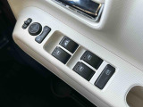 運転席ドアのウインドウ操作スイッチです。すべてのウインドウの開閉操作が可能です。また、ドアミラーはオート開閉なので、ドアロックで自動で閉じ、エンジンスタートで自動で開きます。
