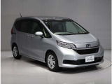 『ACC(車両追随機能)』で、予め設定した速度内で自動でスピードを調整。高速道路などの運転の時には、常に一定の車間距離を保つことができ、安全な運転と快適なドライブをサポートしてくれます。