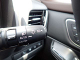 ハイビームアシストが装備されており対向車接近すると自動的にロービームに切り替えてくれる便利な機能になっております♪