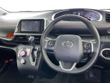 運転席まわりです。 各操作スイッチは使いやすい位置に配置されてます。