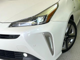 【LEDヘッドライト】悪天候や夜間走行時も良好な視界を確保し安心して運転できる高輝度LEDヘッドライトを装備!点灯速度が早く、消費電力も抑えられています。