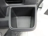 カップホルダーは運転席や助手席からちょうど手の届く位置です!!
