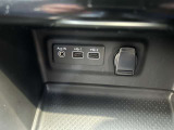 ●USB・AUX接続:お手持ちのミュージックプレーヤーを接続し、車内でお気に入りの音楽を気軽に楽しむことができます。