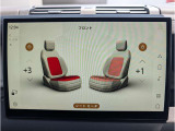 【シートヒーター】シートに3段階調節が可能なシートヒーターが内蔵されております。季節を問わず重宝するオプション装備です。