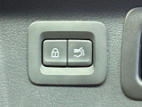 【パワーバックドア】スマートキーや運転席のボタンを押すだけでリアゲートが自動で開閉します!荷物を持っている時や、高い位置にあるバックドアを閉める際に便利な機能です♪