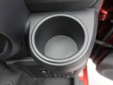 カップホルダーは運転席や助手席からちょうど手の届く位置です!!