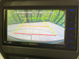 【バックカメラ】駐車時に後方がリアルタイム映像で確認できます。大型商業施設や立体駐車場での駐車時や、夜間のバック時に大活躍!運転スキルに関わらず、今や必須となった装備のひとつです!