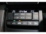 運転席と助手席の温度設定の変更が可能な左右独立タイプのデュアルエアコンです♪♪♪暑がりな人・寒がりな人も誰もが車内を快適にお過ごしいただけます♪♪♪