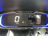 大型メーターで視界も良好な運転席廻りです。運転時の視線移動が少なくて済むので、安全性にも一役かってくれます。