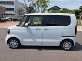 乗り降りのイメージが湧く左側面。ドア面の通りやスライド有無、小キズの出やすい部分も確認◎。