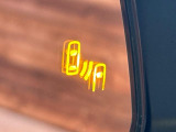 【ブラインドスポットモニター】走行中、ドアミラーの死角になりやすい箇所に後続車が接近するとサイドミラーのレンズに警告を表示!ドライバーに注意喚起をしてくれます。