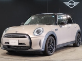 MINIのフロントグリルのデザインはイギリスで生まれた当初から、シルバーのサイドバーが折り重なった伝統的なデザインで御座います。その伝統はBMWのお車になってからでも少しずつ形を変えて守られております