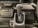 CVT車のセレクトレバーです。低速から高速まで、変速ショックのないスムーズな走りを実現するとともに、エンジン効率のよい領域を維持することで燃費にも貢献します。