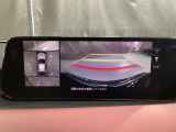 狭い場所での駐車やすれ違いなどでより的確な運転操作に役立つ360&deg;ビューモニターが装備されています。