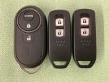 スマートキーを装備しています。鍵を差し込むことなくドアロックの開け閉めと、スタートボタン操作でのエンジンスタートができます。加えて、純正リモコンエンジンスターター用の操作キーもついています。