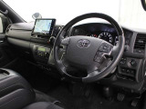 運転席周りに黒木目マホガニー調加飾やダークシルバー加飾を施し、高級感のあるインテリアデザインが採用されています。