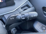 【オートライト】周囲の明るさに応じ自動でライトが点灯・消灯。思いやりライト機能で、トンネルや夕暮れ時の走行、雨の中の走行等、ドライバーが忘れそうなタイミングをサポート。ハイビームアシスト機能付きです。