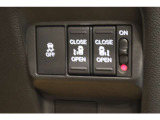 【両側電動スライドドア】スイッチ一つでスライドドアが開閉可能。狭い駐車場での乗り降りも安心です。