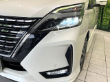 【LEDヘッドライト】悪天候や夜間走行時も良好な視界を確保し安心して運転できる高輝度LEDヘッドライトを装備!点灯速度が早く、消費電力も抑えられています。