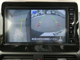 ギアを『R』に入れた後、カメラボタンを押すと、運転席から見えない左側面をナビ画面にうつしてくれるので、幅寄せや縦列駐車がし易くなります。