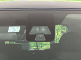 【エマージェンシーブレーキ】走行中に前方の車両等を認識し、衝突しそうな時は警報とブレーキで衝突回避と被害軽減をアシスト。より安全にドライブをお楽しみいただけます。