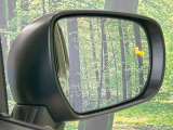 【ブラインドスポットモニター】走行中、ドアミラーの死角になりやすい箇所に後続車が接近するとサイドミラー付近に警告を表示、ドライバーに注意喚起をしてくれます。