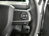 レーダークルーズコントロール機能付きです。走行中に先行車の様子を検知しながら、設定した車速の範囲内で先行車との距離のキープを支援します。詳細は販売店スタッフまでおたずねください。