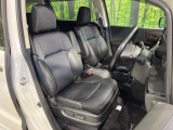 運転席まわりには十分なスペースがあり、大柄な方でもゆったり運転していただける環境です。