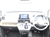 操作性に優れた運転席となります!小物入れや各ボタンの配置にこだわり、使いやすいです!座り心地もよく視認性も良好なのでロングドライブもお任せ下さい!