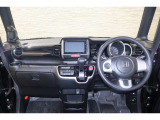 操作性に優れた運転席となります!小物入れや各ボタンの配置にこだわり、使いやすいです!座り心地もよく視認性も良好なのでロングドライブもお任せ下さい!