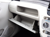 収納たっぷりグローブボックス。