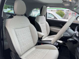 FIATのモノグラムがステッチされたスタイリッシュなエコレザーシート。