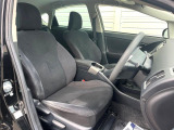 運転席まわりには十分なスペースがあり、大柄な方でもゆったり運転していただける環境です。