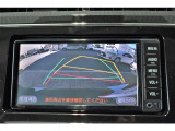 バックガイドモニター付き。車両後方の映像をナビ画面に表示し、駐車などの後退操作をサポートします。
