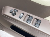 【電動格納ミラー】サイドミラーは電動格納式となっており、狭い駐車場でもキズがつくリスクを抑えられます。