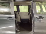 センターレイアウト燃料タンクなので、リアシートクッションを跳ね上げると、背の高い荷物を、積む事もできます。
