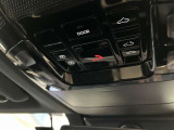開放感のあるパノラマルーフ付きのお車です。
