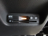 有料道路をキャッシュレスで通行できるETC車載器付きです。運転席足元に設置されています。ETCセットアップ費用は含まれておりません。別途必要となります。