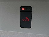 急病時や危険を感じた時、SOSコールスイッチを押すと専門のオペレータに繋がって、警察や消防への連携をサポートしてくれます。また、万が一の事故発生時には、エアバッグ展開と連動して自動通報します。